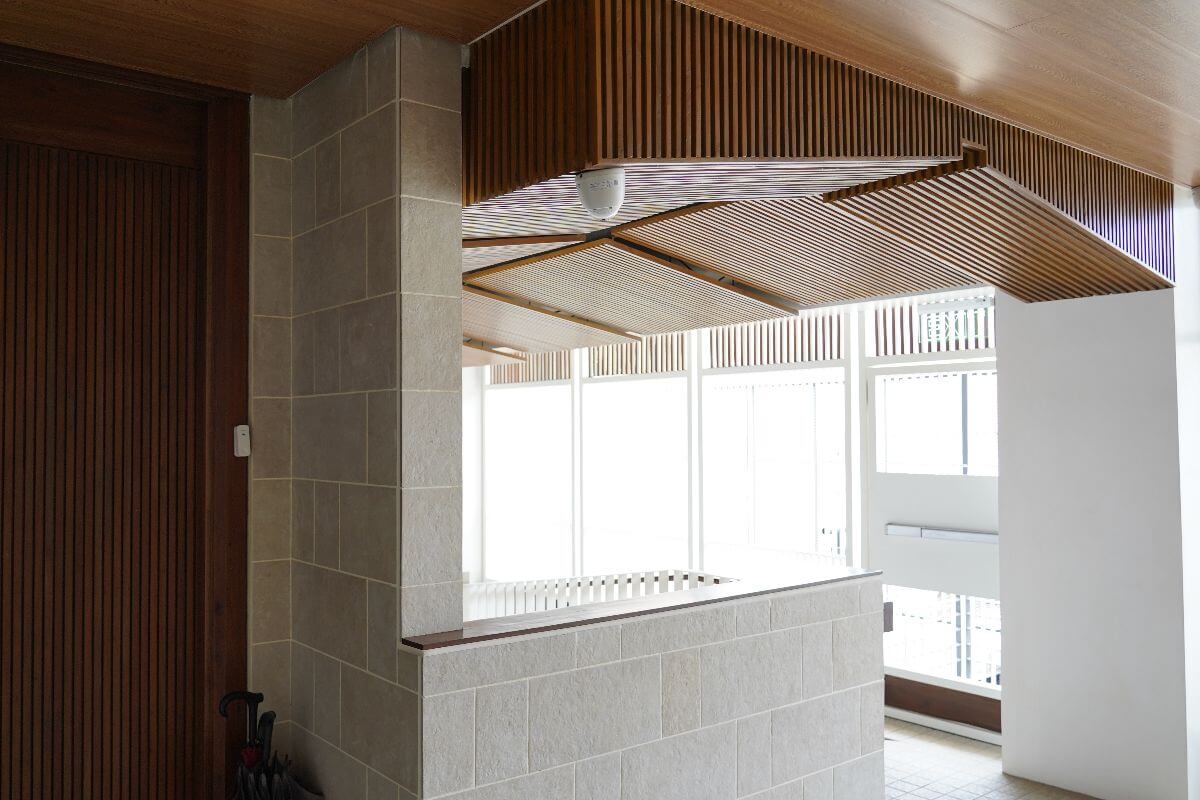 Assessment of material fire behavior and combustion resistance in louver ceiling installations