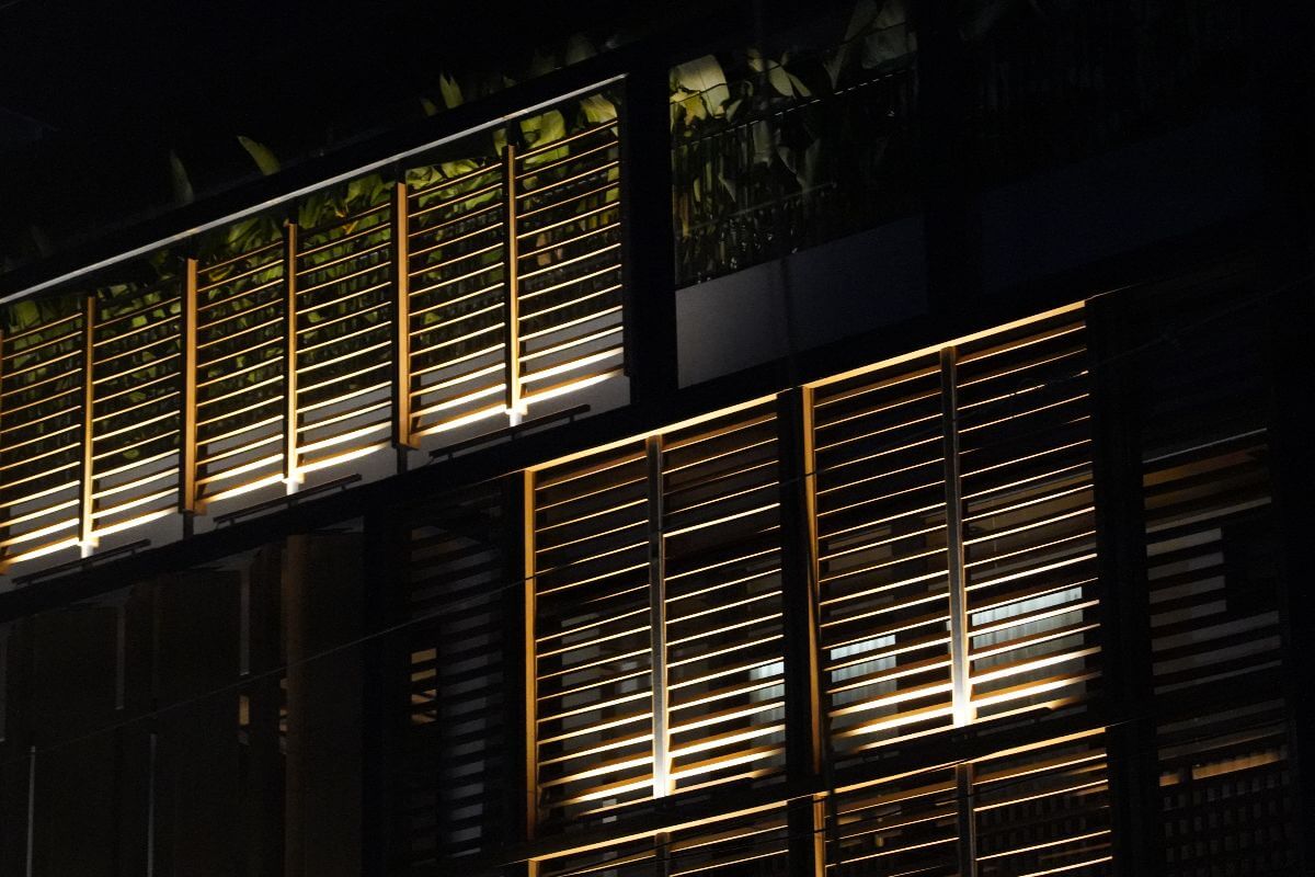 Best practices for optimizing louver angle and spacing to improve ventilation and light control