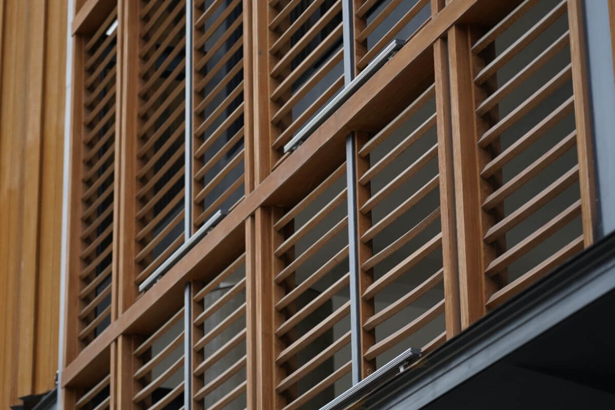 Home Window Options: Louver Windows Compared to Sliding Windows