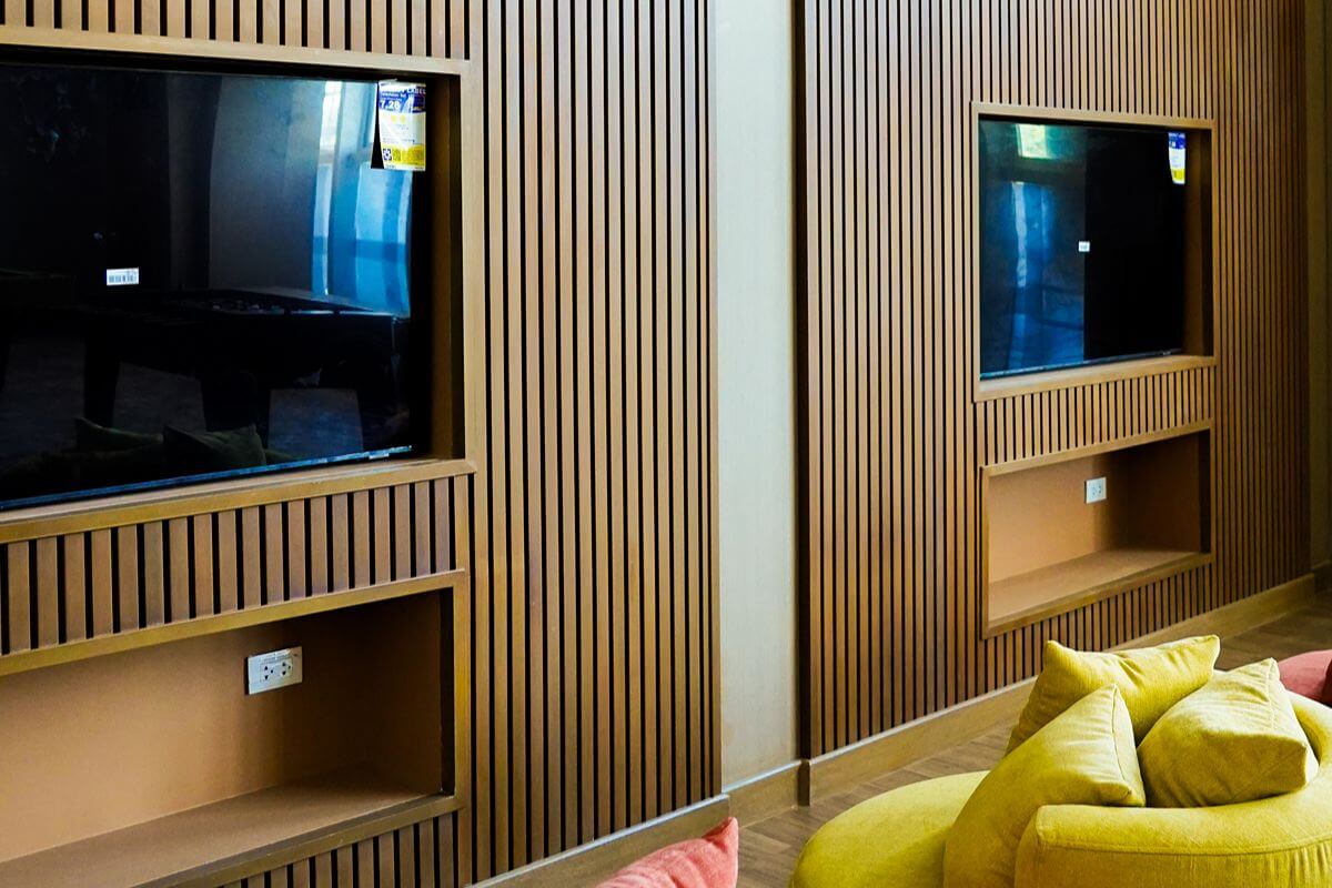 Vertical wood slat wall with built-in display areas, showing acoustic and visual comfort for office interiors